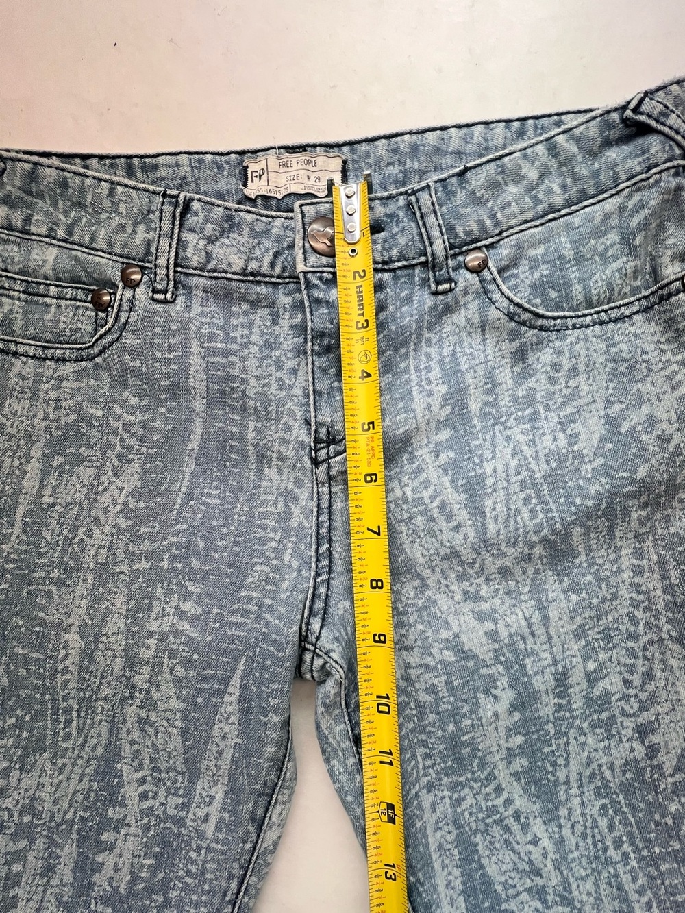 Free People Feather Print Skinny Jeans - Size 29 - Picture 6 of 11